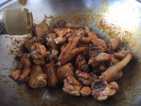 倒入45g（米饭小碗半碗）生抽。