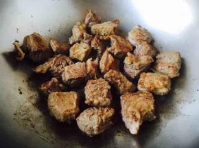 牛腩肉煎至变色即可。