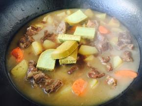 放入6块的咖喱块。