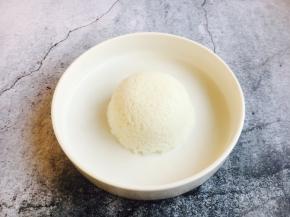 在盘子里放入一碗米饭。