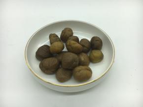 将糖炒栗子的皮剥去，留栗子果肉备用。