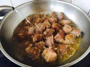 把所有煎好的牛腩肉块放在锅里，倒入适量的开水（牛骨头汤），大火煮开，小火炖1个小时。 汤水的量与牛肉齐平即可。