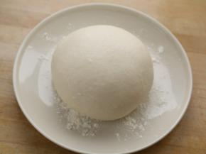 面粉550克加清水340克和盐2克和成光滑的面团，包上保鲜膜饧上半小时。
