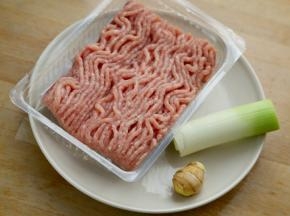 材料图1：鸡肉泥、大葱和姜
