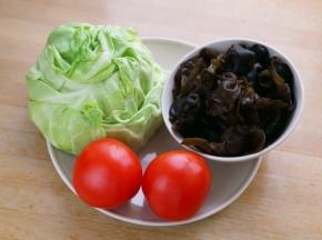 材料图2：西红柿、包菜和泡发木耳
