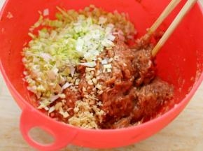 加入生姜和大葱末再次拌匀。
