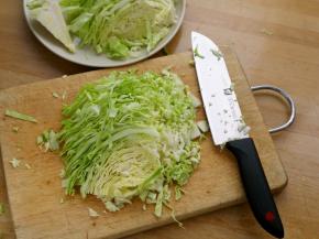 将包菜先切丝，再切碎。
