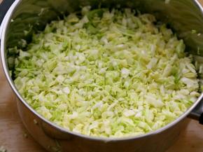 将切碎的包菜放入锅中加盐约2克抓一抓，让包菜变软。
