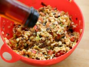 最后与拌好料的鸡肉泥统统拌在一起，倒入20克香油拌匀，馅料就调好了。
