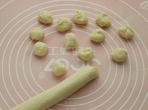 将面团搓条，揪成小剂子。
