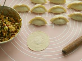 擀皮包饺子。包成你喜欢的样子。
