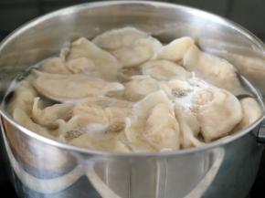 锅里水烧开，下饺子，中间点两次水，饺子就煮熟了。
