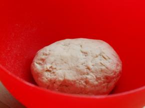 揉成团，醒10分钟；再揉，再醒20分钟；再揉……反复3-4次。