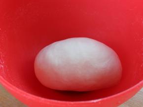 面很硬，只有通过反复揉醒才能达到光滑有弹性，硬揉不仅费力，还达不到好的效果。