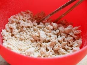 面粉200克和盐2克拌均，倒入85度热水80克，搅拌成雪花状。
注：饦饦馍面团一定要很硬，比平常擀面条的面团还要硬，水约是面粉的40%。