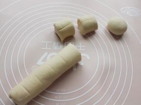 将醒揉成光滑的面团揉搓成长条，分割成若干小剂子（我做的较小，分成了7份）。