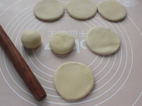将每个小剂子滚圆，松弛10分钟，然后按扁、擀成小饼，依次做好全部。