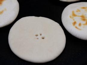 再来一张大图看仔细，扎小眼一是为了美观，二是为了让水气不积在饼内，最后的饼更加筋道。