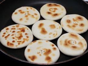 就这样反复翻面，保持中小火烙到两面带有斑纹黄就可以了。这就是虎背菊花心。