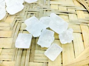 冰糖富含维生素A，保护呼吸道上皮，提高免疫球蛋白的功能，预防呼吸道感染。滋阴润肺，去除肺燥肺热。使人呼吸畅通舒适。