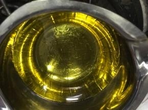 把玉米油加热，不要过度加热，热到如图情况就行,开始往上冒小泡泡