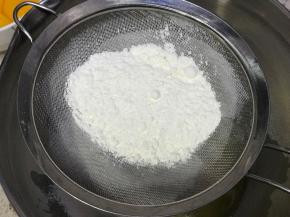 把油倒入打蛋盆中，筛入面粉