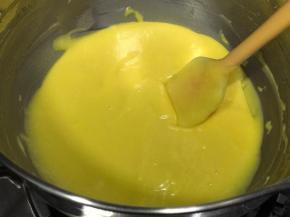 搅匀至细腻的蛋黄糊