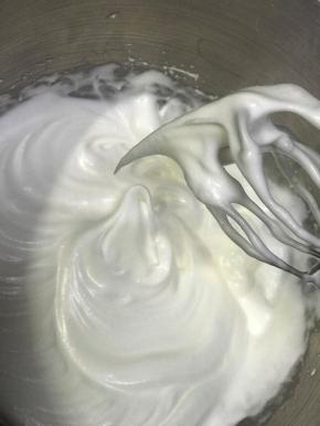 蛋白分三次加糖打发至湿性泡，提起有大弯钩，轻轻一磕会掉，这样的状态即可