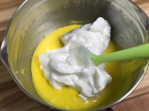 蛋白取三分之一加入蛋黄糊中，翻拌均匀