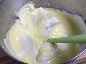 再倒回蛋白中，翻拌均匀