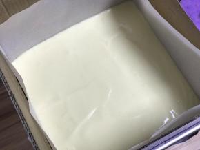 倒入模具中，轻磕震出气泡，刮平表面