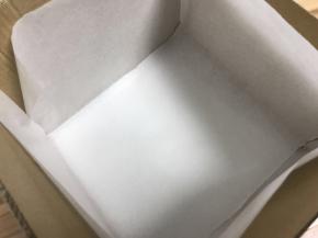 模具是20×20的方形模具，固底，铺好油纸，四周边插一个硬纸板