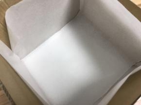 模具是20×20的方形模具，固底，铺好油纸，四周边插一个硬纸板
