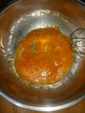 南瓜提前蒸熟压成泥，蛋白蛋黄分离，蛋白要放入无水无油干净盆里，蛋白里不能有蛋黄，否则不易打发，蛋白放入冰箱冷藏。牛奶和玉米油拌匀加入南瓜泥拌匀。