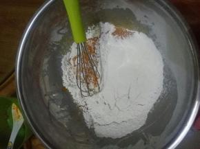 低粉筛入南瓜糊拌到无颗粒即可，不可搅拌过度。