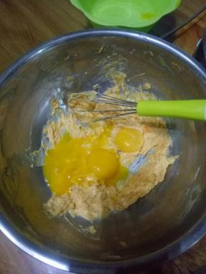 蛋黄加入南瓜糊中，用Z字法拌匀，不可划圈搅拌，也不可过度搅拌，以免面糊起筋。