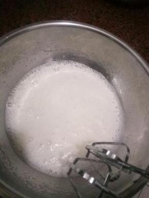 烤箱上下火110度提前预热.蛋白中加入几滴柠檬汁或白醋，不加也可，打发至鱼泡眼时加入三分之一的细砂糖，继续打发，到蛋白糊细腻时再加入三分之一细砂糖，出现纹路时加入最后三分之一细砂糖，打至硬性发泡。