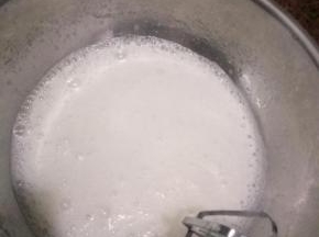 烤箱上下火110度提前预热.蛋白中加入几滴柠檬汁或白醋，不加也可，打发至鱼泡眼时加入三分之一的细砂糖，继续打发，到蛋白糊细腻时再加入三分之一细砂糖，出现纹路时加入最后三分之一细砂糖，打至硬性发泡。