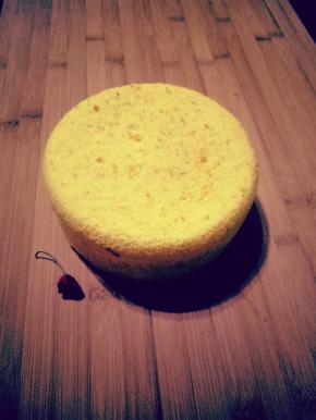 翻拌好的面糊从高处倒入模具中，轻震两下，震出气泡。烤箱上下火110度烤25分钟，再转上下火150度烤15分钟（烤箱温度仅供参考，烤箱温度要按各家烤箱的温度适当调整），烤好的蛋糕从烤箱取出，震一下，立马倒扣，凉透再脱模，健康美味的蛋糕就好了