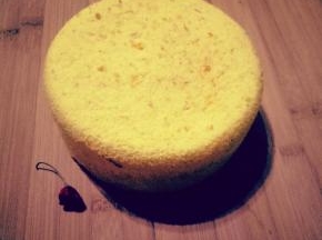 翻拌好的面糊从高处倒入模具中，轻震两下，震出气泡。烤箱上下火110度烤25分钟，再转上下火150度烤15分钟（烤箱温度仅供参考，烤箱温度要按各家烤箱的温度适当调整），烤好的蛋糕从烤箱取出，震一下，立马倒扣，凉透再脱模，健康美味的蛋糕就好了