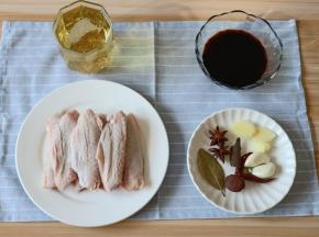 准备好食材，鸭翅清洗干净后沥干水分，所有香料用干净的湿抹布擦拭干净，生姜去皮切片；