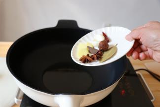 热锅冷油，倒入所有香料煸炒出香味；