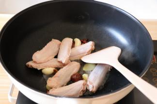 倒入鸭翅，时不时的翻炒几下；