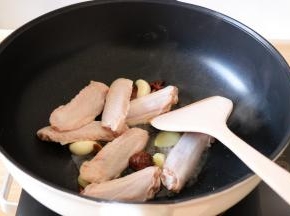 倒入鸭翅，时不时的翻炒几下；