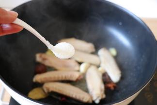 待鸭肉紧实后加入白糖；