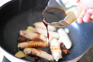 倒入生抽、老抽，翻拌均匀；