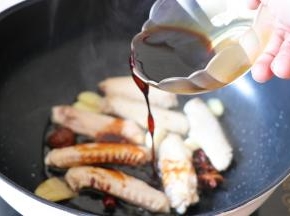 倒入生抽、老抽，翻拌均匀；