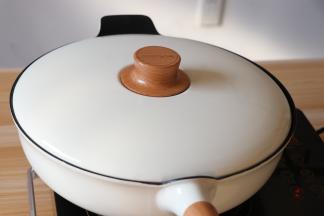 盖上锅盖，大火烧开后小火炖煮；