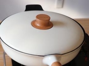 盖上锅盖，大火烧开后小火炖煮；