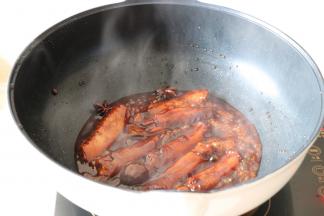 煮至汤汁收干，撒少许熟白芝麻点缀一下即可；